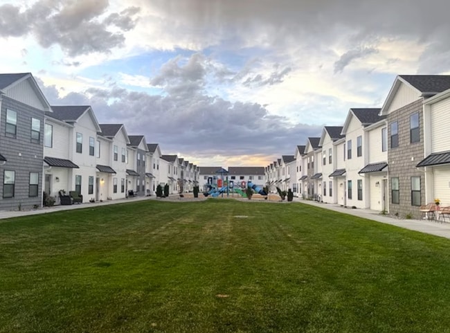 property at 2966 Huntshire Ave