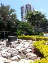 2333 Brickell Ave in Miami, FL - Building Photo