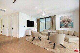 8420 W Sunset Blvd in West Hollywood, CA - Building Photo - Building Photo