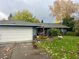 567 N Stoneham Cir in Medford, OR - Building Photo