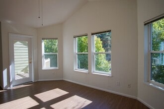 235 SW Hooker St in Portland, OR - Building Photo - Building Photo
