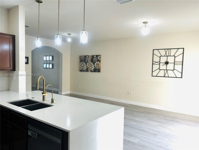 17058 SW 95th Terrace in Miami, FL - Foto de edificio - Building Photo