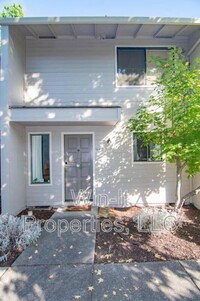 1309 Maple Leaf Ct in Medford, OR - Foto de edificio - Building Photo