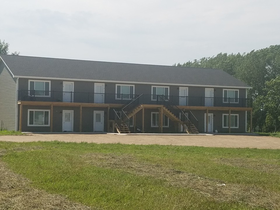 412 5th Ave in Lake Norden, SD - Building Photo