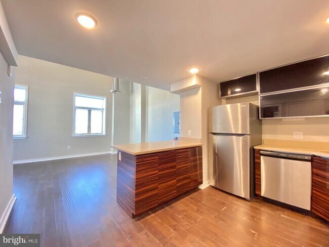 1 W Main St in Norristown, PA - Foto de edificio - Building Photo