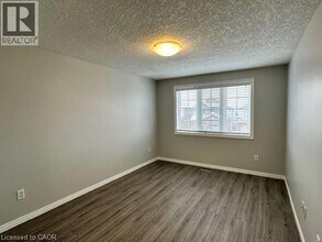 750 Paris Blvd in Waterloo, ON - Building Photo - Building Photo