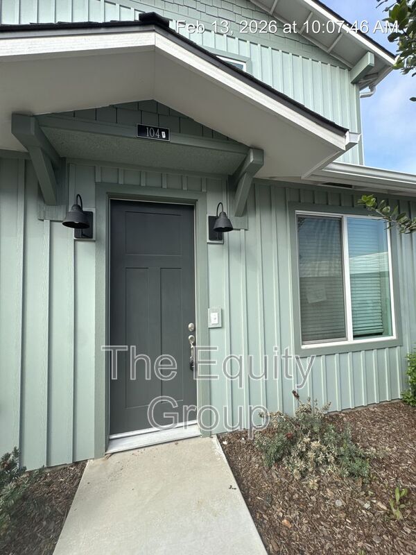 410 S Summit St in Visalia, CA - Foto de edificio - Building Photo