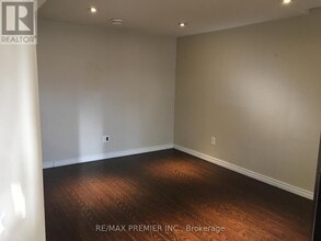 400 Dixon Blvd in Newmarket, ON - Building Photo - Building Photo