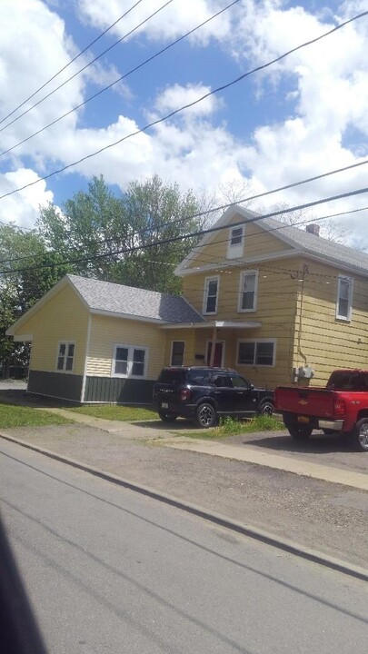 35 Orchard St, Unit 1 in Fredonia, NY - Foto de edificio