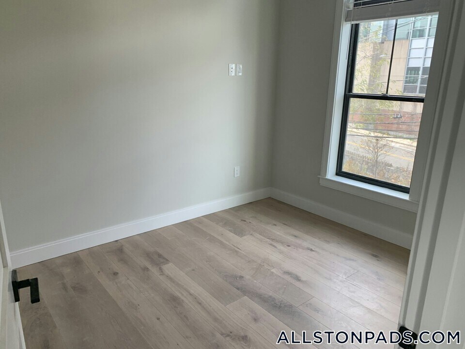 157 Everett St in Boston, MA - Building Photo