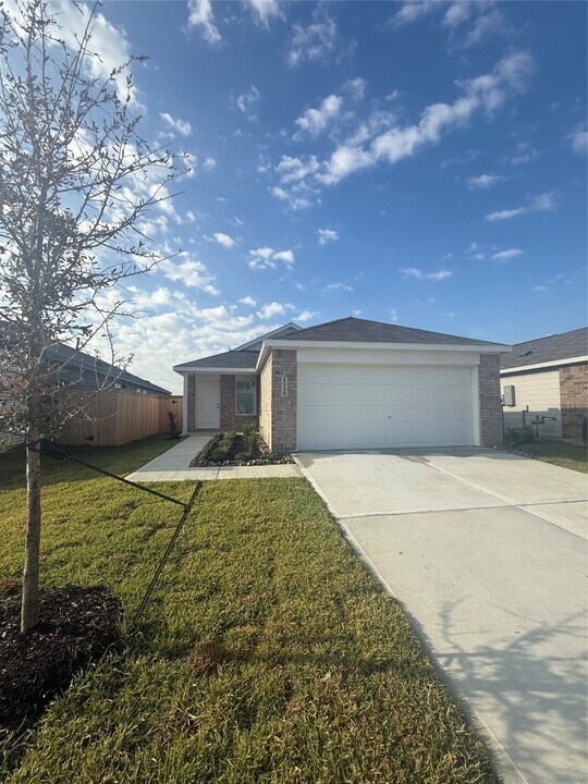 1739 W Stroker Rd in Crosby, TX - Building Photo