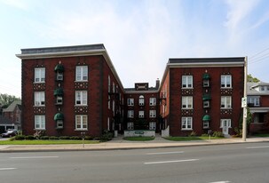 932 King St E in Hamilton, ON - Building Photo