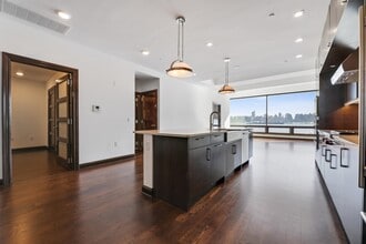 9 Somerset Ln in Edgewater, NJ - Building Photo - Building Photo