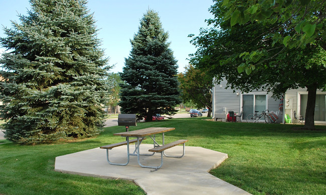 Baha Townhouses in Sioux Falls, SD - Building Photo - Building Photo