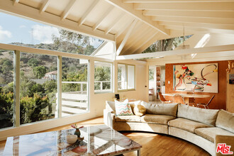 2764 Outpost Dr in Los Angeles, CA - Foto de edificio - Building Photo