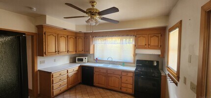 1129 N Colony Rd in Meriden, CT - Foto de edificio - Building Photo