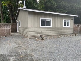 5876 Shadow Mountain Rd in Nanaimo, BC - Building Photo