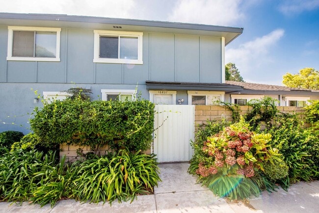 16437 Poco Cir in Huntington Beach, CA - Building Photo - Building Photo