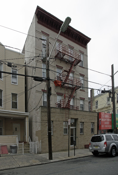 337 47th St in Union City, NJ - Building Photo