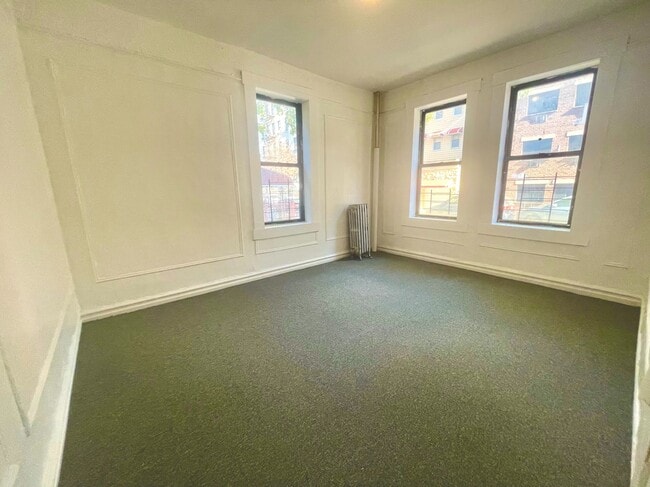 2511 Cruger Ave in Bronx, NY - Foto de edificio - Building Photo