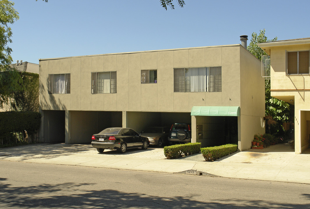 1209 N Formosa Ave in Los Angeles, CA - Building Photo