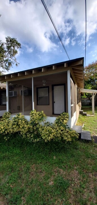 207 NE 2nd St in Mulberry, FL - Building Photo