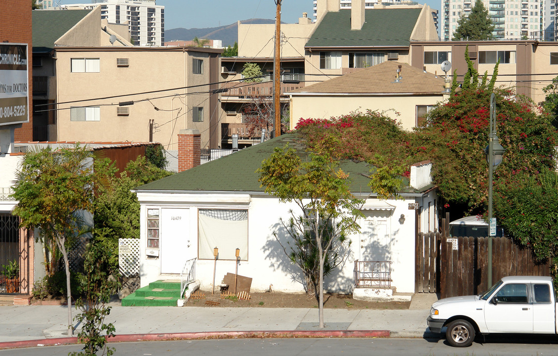 10477 Santa Monica Blvd in Los Angeles, CA - Foto de edificio