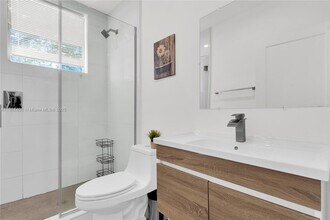 924 Marseille Dr, Unit 3 in Miami Beach, FL - Building Photo - Building Photo