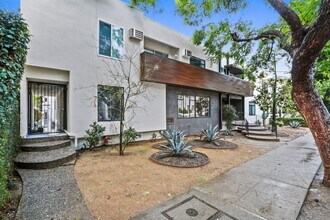 8220 Norton in West Hollywood, CA - Foto de edificio - Building Photo