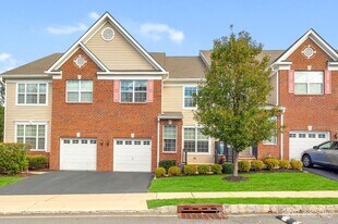 304 Cambridge Dr in North Brunswick, NJ - Building Photo