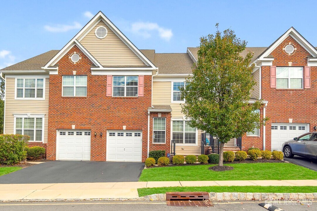 304 Cambridge Dr in North Brunswick, NJ - Building Photo