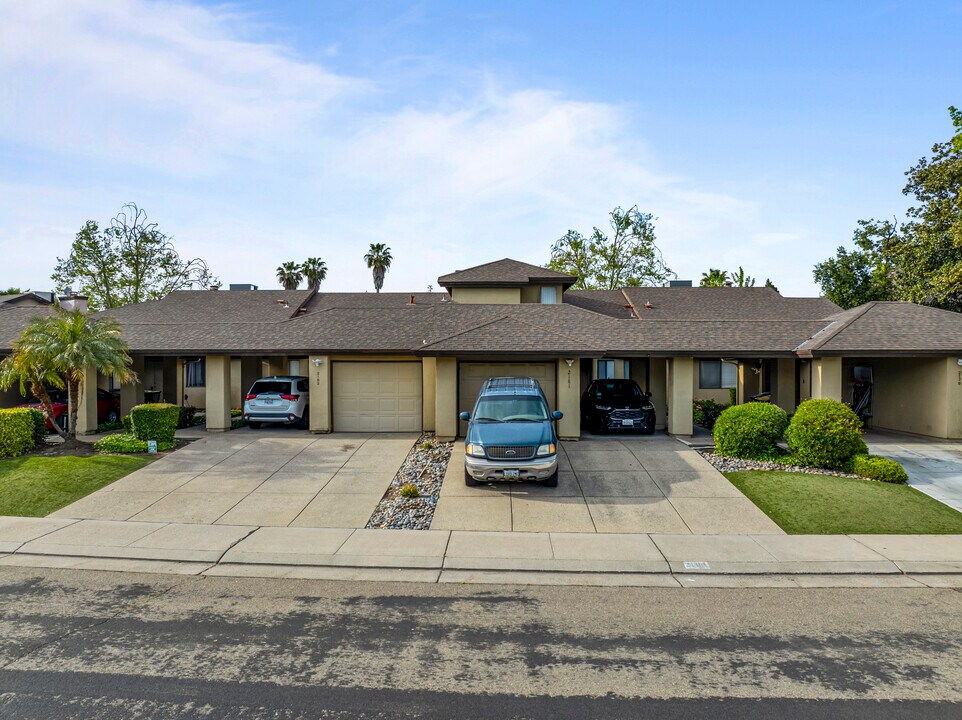 Lake Pointe Condominiums in Stockton, CA - Building Photo