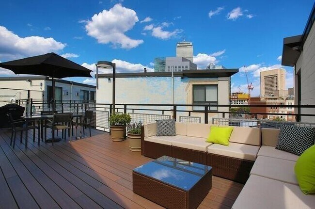 12 Stoneholm St, Unit 603 in Boston, MA - Foto de edificio - Building Photo