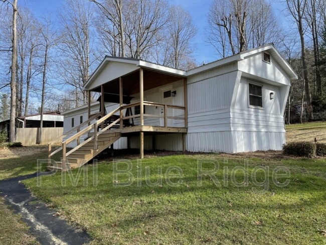 311 Highland Lake Dr in Flat Rock, NC - Building Photo - Building Photo