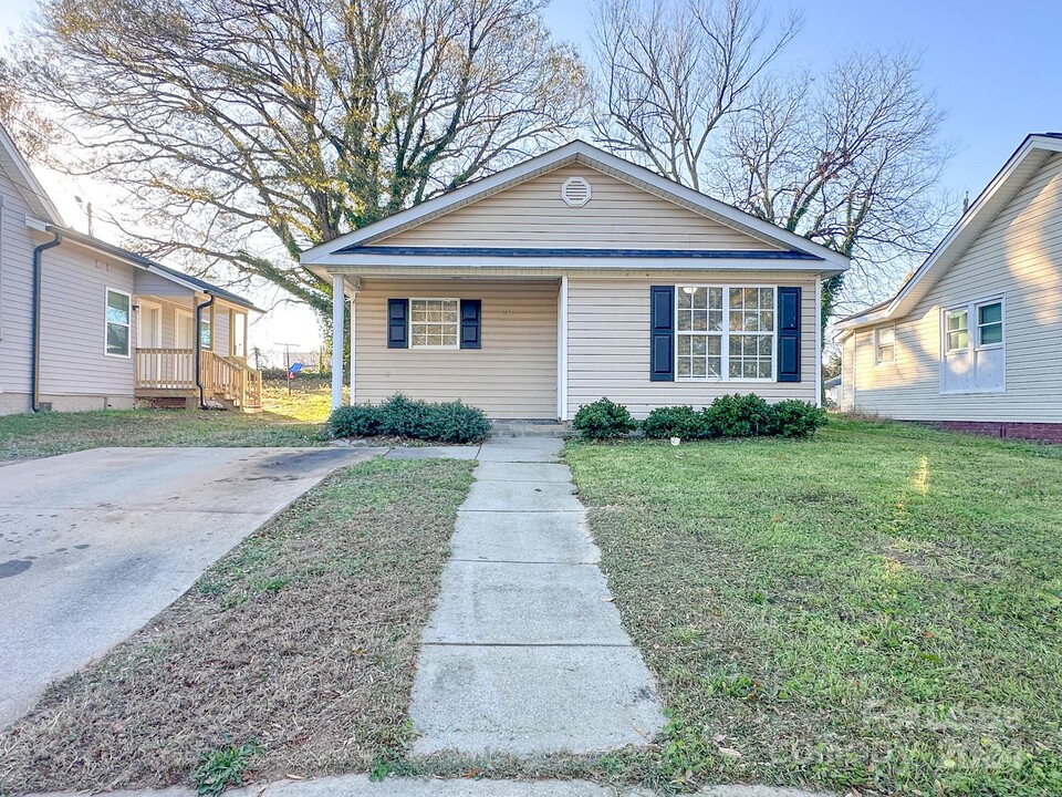 211 N Pryor St in Gastonia, NC - Building Photo