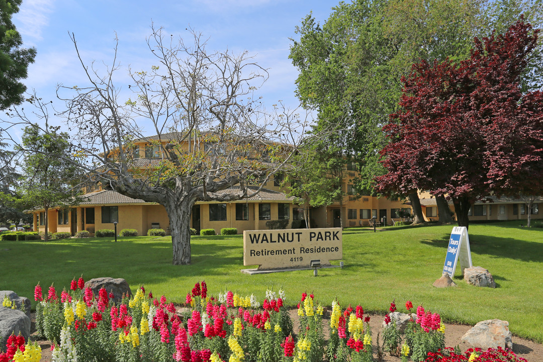 Walnut Park Apartment in Visalia, CA - Building Photo