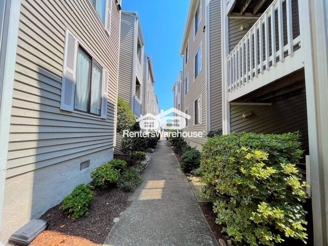 2325 Sea Shell Rd in Virginia Beach, VA - Foto de edificio - Building Photo