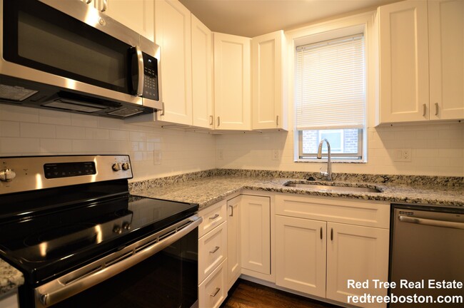 2022 Commonwealth Ave, Unit 1 in Boston, MA - Building Photo - Building Photo