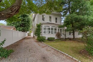 516 Oldfield Road- Furnished Student House in Fairfield, CT - Building Photo