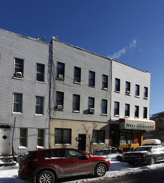 235 Irving Ave in Brooklyn, NY - Building Photo