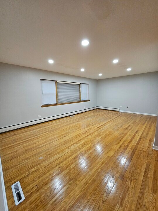 1215 Westchester Blvd, Unit 2 in Westchester, IL - Building Photo
