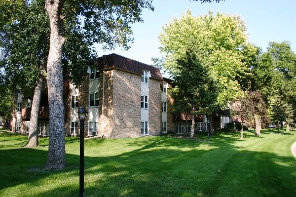 Hilltop Lane Apartments in Mankato, MN - Building Photo