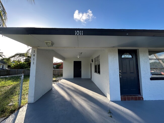 1011 Alto Rd in Lantana, FL - Foto de edificio - Building Photo