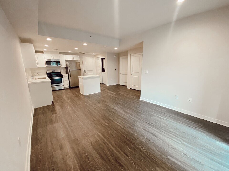 6333 Woodman Ave in Los Angeles, CA - Building Photo