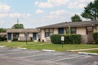 Lakeshore Apartments in Fort Oglethorpe, GA - Building Photo - Building Photo