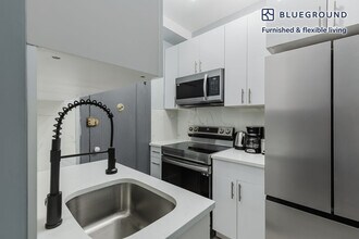 161 W 54th St in New York, NY - Building Photo - Building Photo