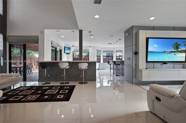 10040 NW 10th St in Miami, FL - Building Photo - Building Photo
