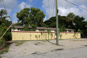 4733 Mulberry St in Lake Worth, FL - Building Photo - Building Photo