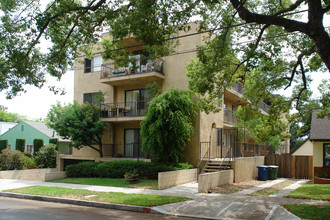 825 S 6th St in Burbank, CA - Foto de edificio - Building Photo