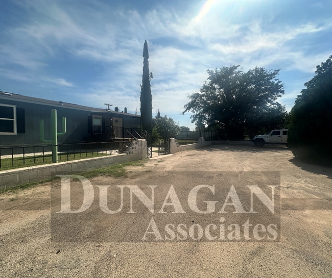 1202 Owens St in Carlsbad, NM - Building Photo - Building Photo